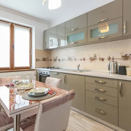 Spacious And Quiet 2 Bedroom Apartment *